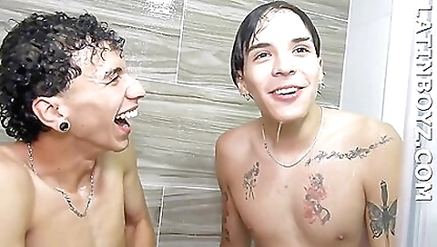 Antoys & arty threesome with a big cock in the bathroom