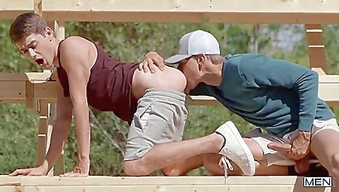 Brunette babe gets her cunt pounded hard in outdoors