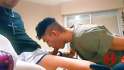 A tattooed woman fucks her mouth with a deepthroat