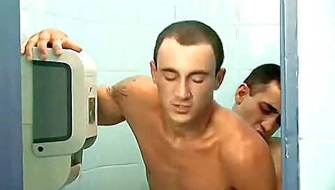 Muscle-bound Dude Gets His Tight Asshole Fucked From