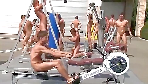Blonde and a group of gangbangers get a big blowjob